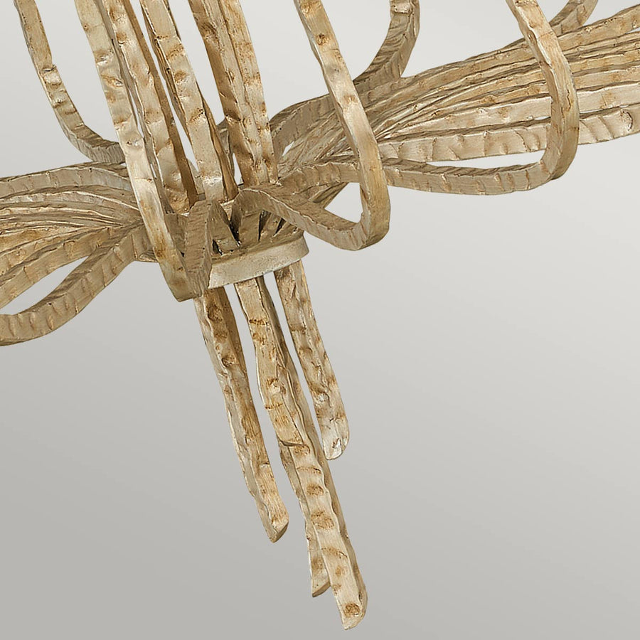Détail du centre du lustre, tiges verticales et attaches des bras courbes