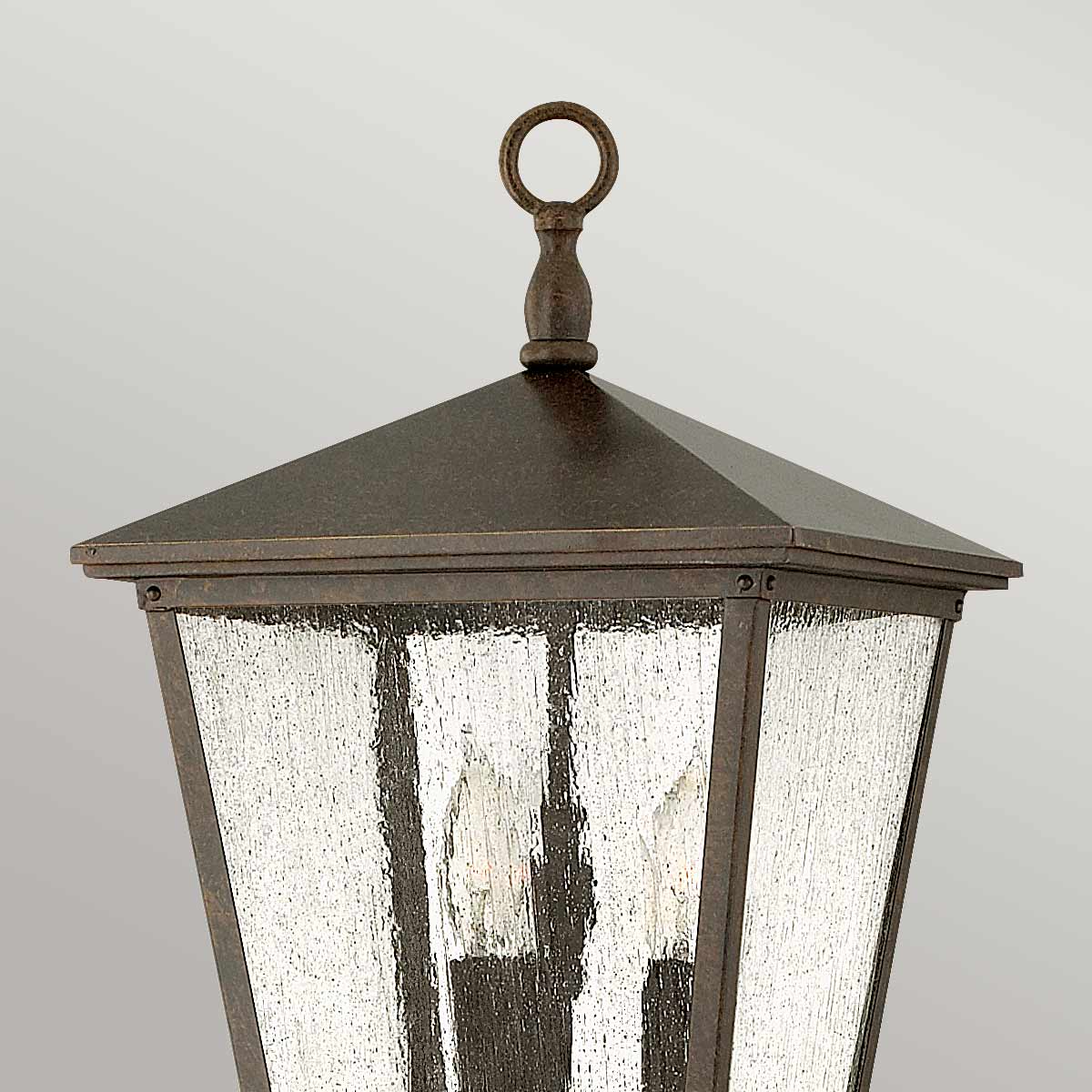 Détail du sommet : couvercle pyramidal, anneau de préhension et cercle décoratif.