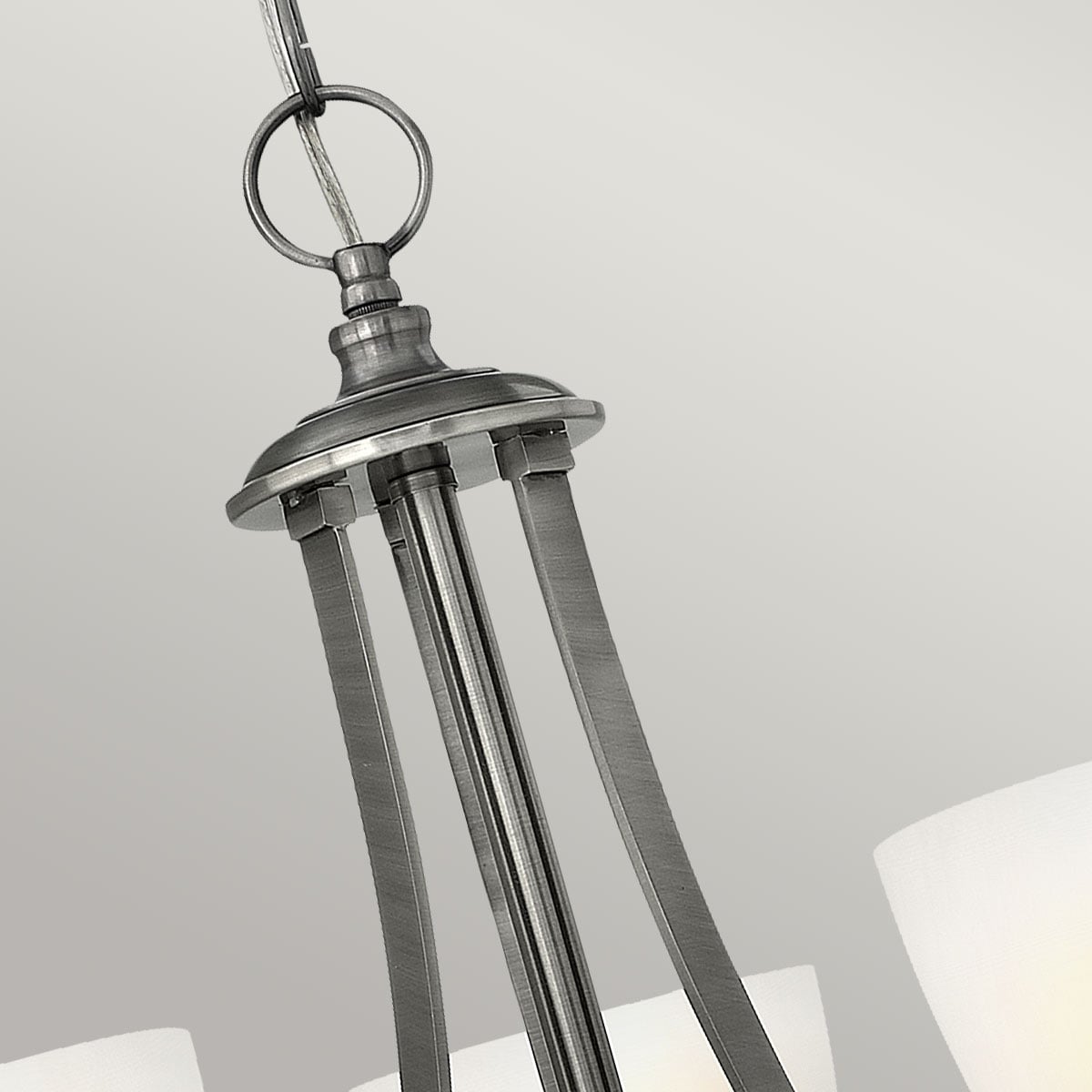 Détail du sommet du lustre montrant les trois bras et la bague de suspension