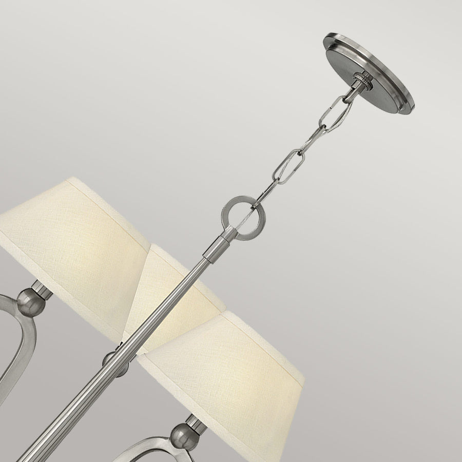 Détail du système de suspension avec chaîne, anneau et fixation au plafond