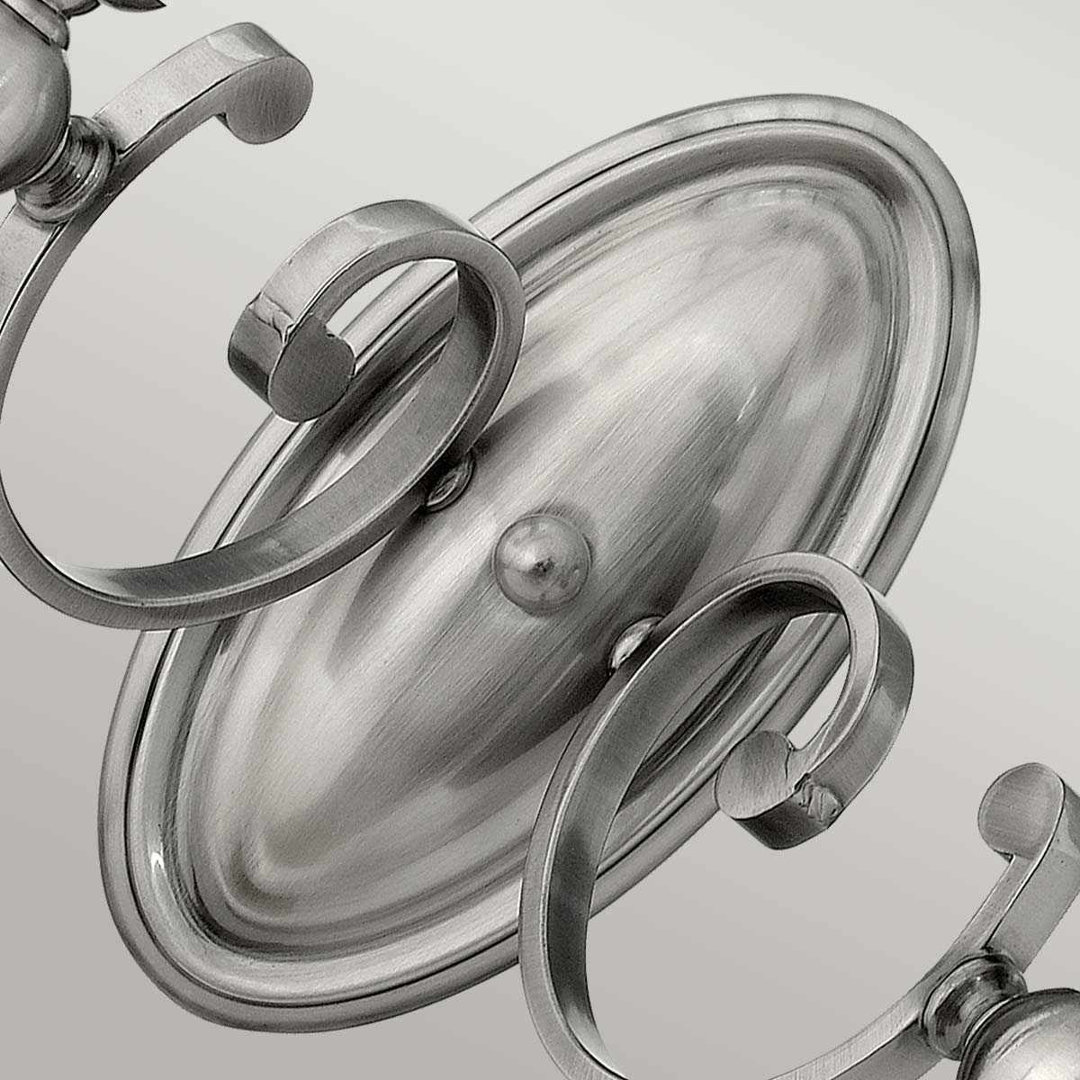 Détail rapproché de la platine ovale en nickel brossé et vis centrale