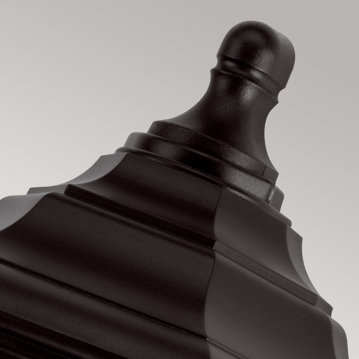 Détail de la pointe supérieure moulurée et du chapeau noir satiné