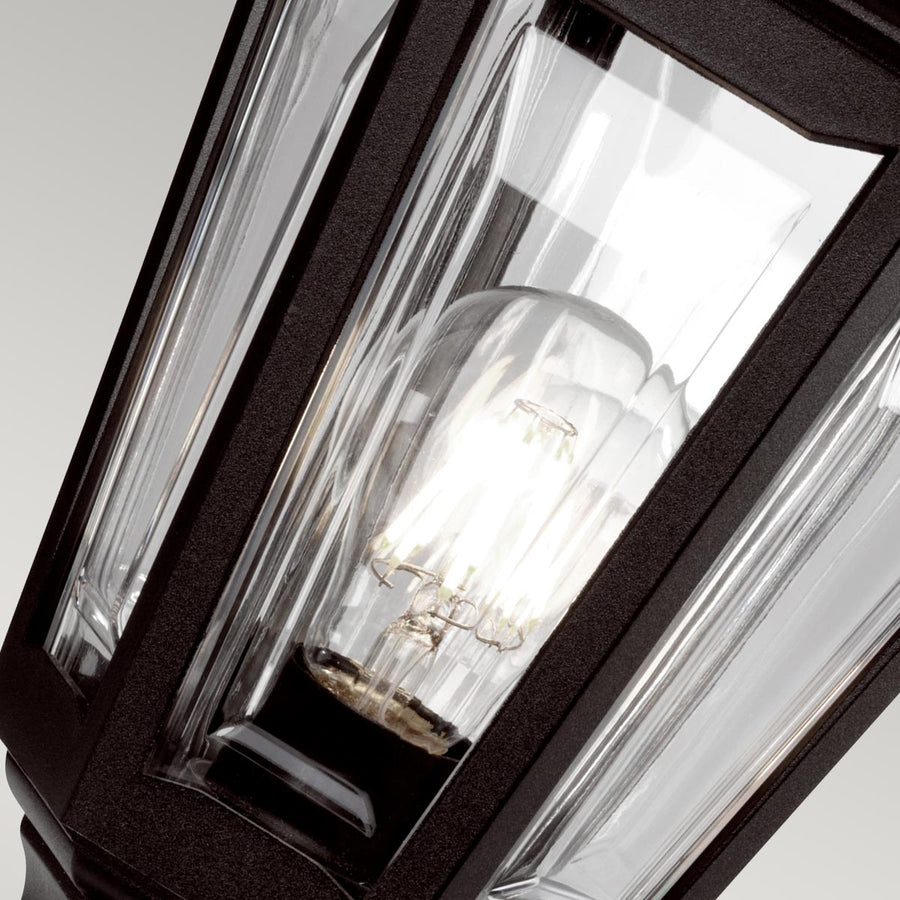 Gros plan des vitres striées et de l'ampoule à filament allumée