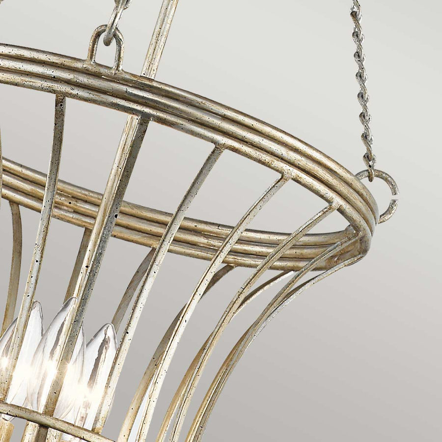Détail du panier métallique et des pétales en verre de la suspension dorée.