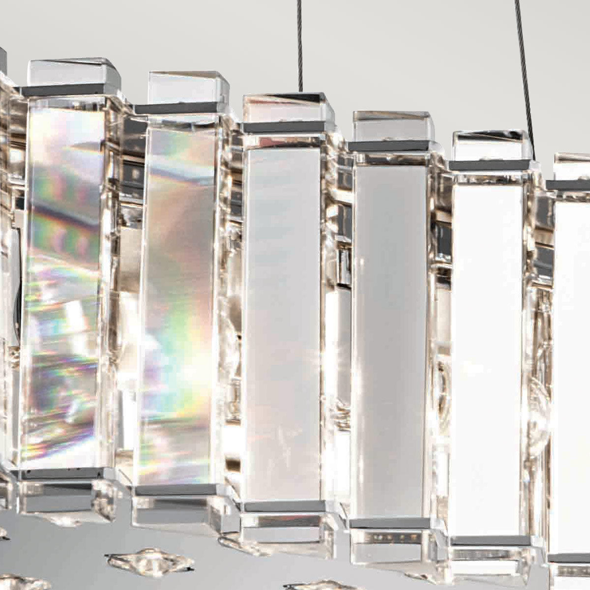 Macro des barres de cristal transparent et des câbles de suspension fins.