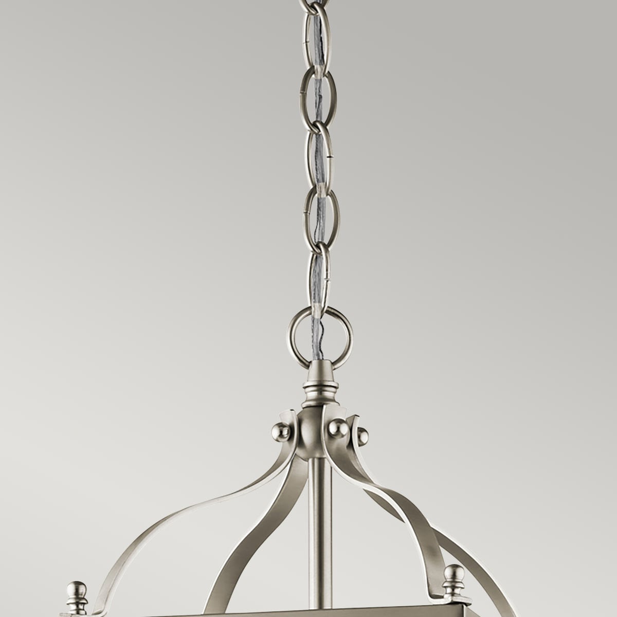 Détail de la chaîne et du raccord supérieur en nickel satiné, avec câble apparent.