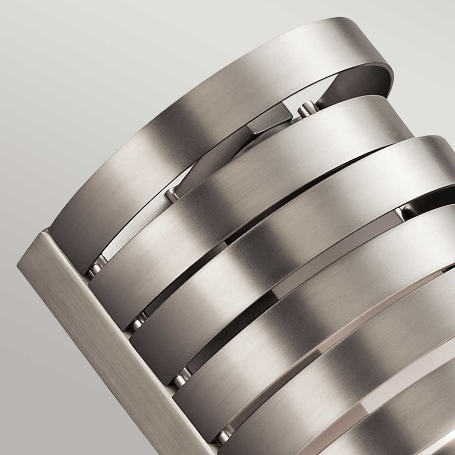 Détail rapproché des bandes métalliques nickel brossé et de leurs fixations