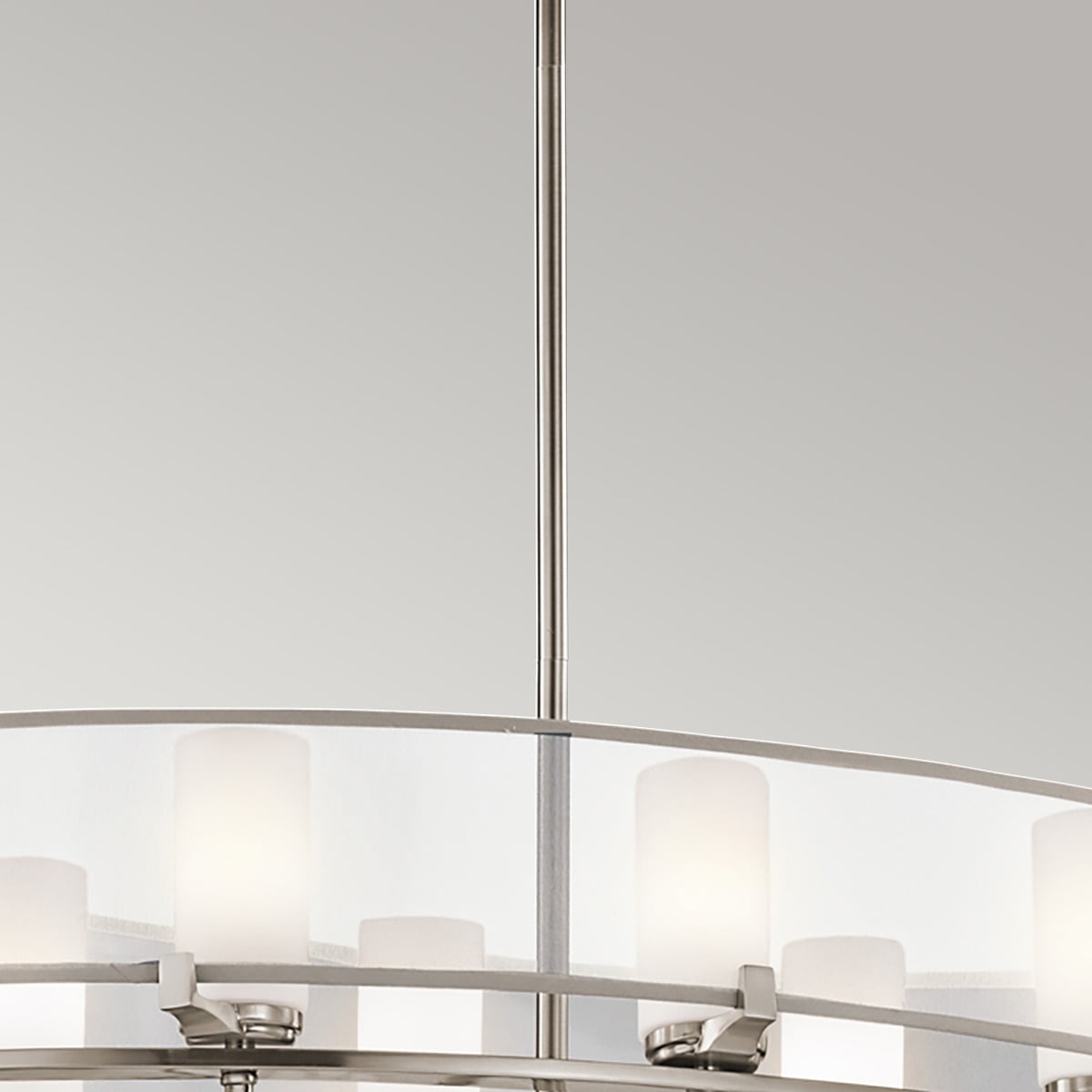 Détail du raccord central et de la partie supérieure du lustre suspendu.