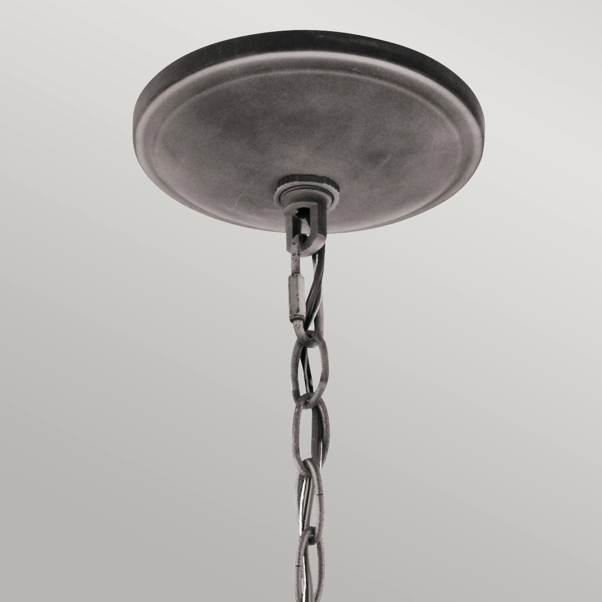 Gros plan de la rosace de plafond et de la chaîne de suspension