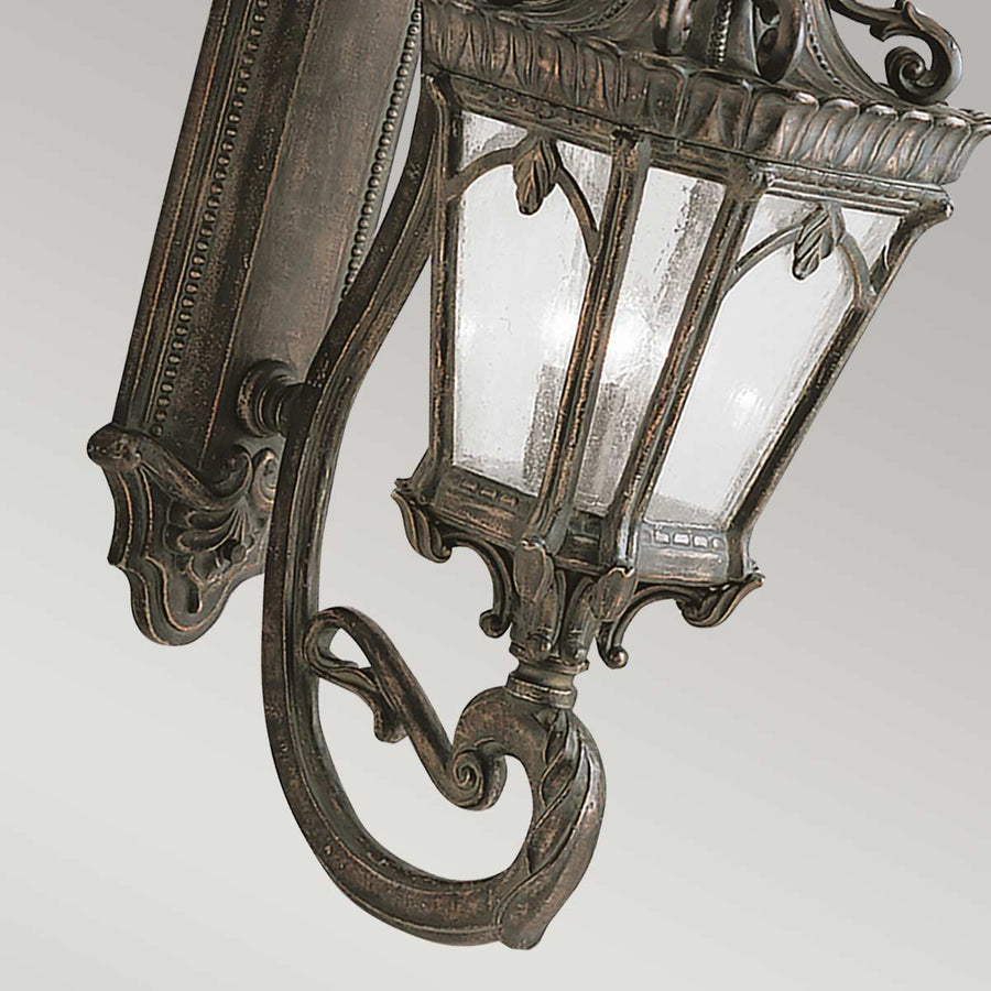 Détail du bas de lanterne avec verre martelé et volutes en bronze patiné.