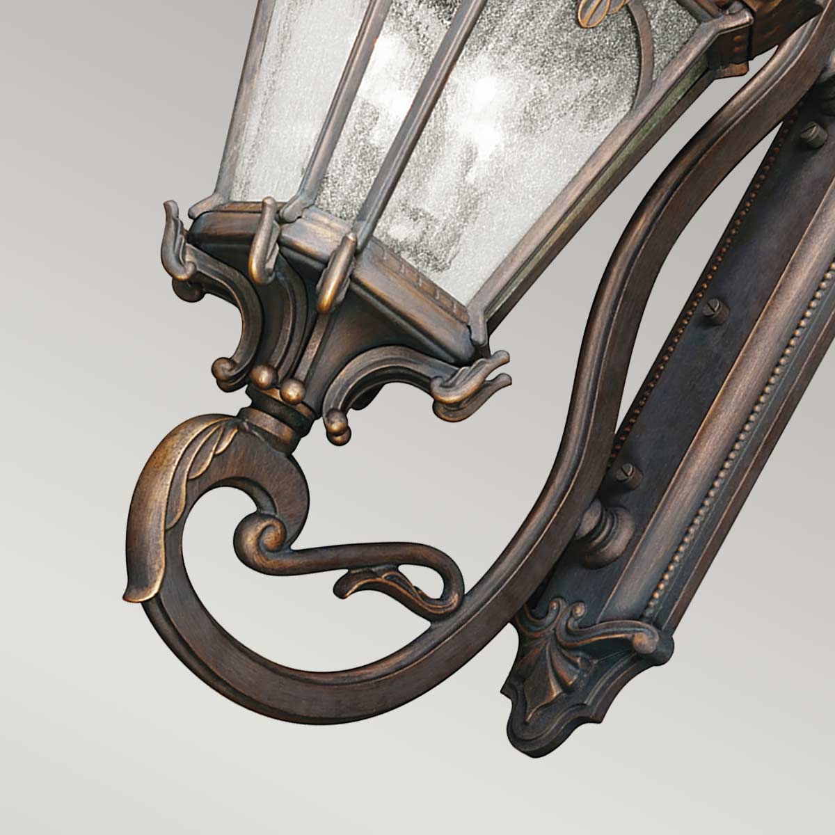 Vue rapprochée du bas ouvragé, volutes et finial sous la lanterne