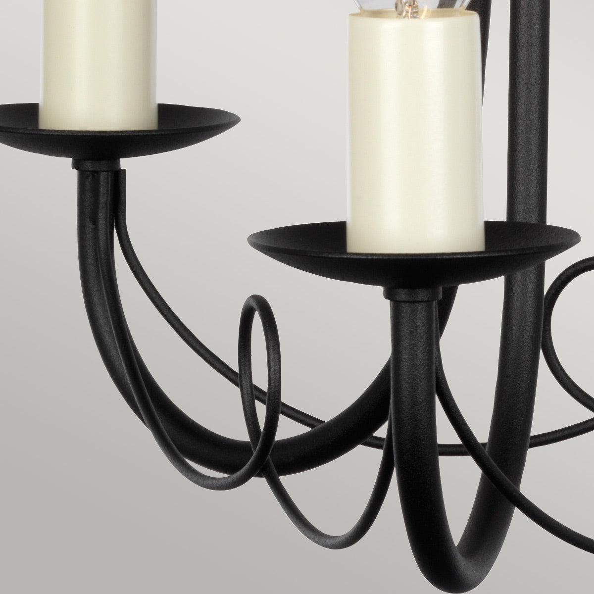Détail des bras courbes et coupelles noires en métal martelé