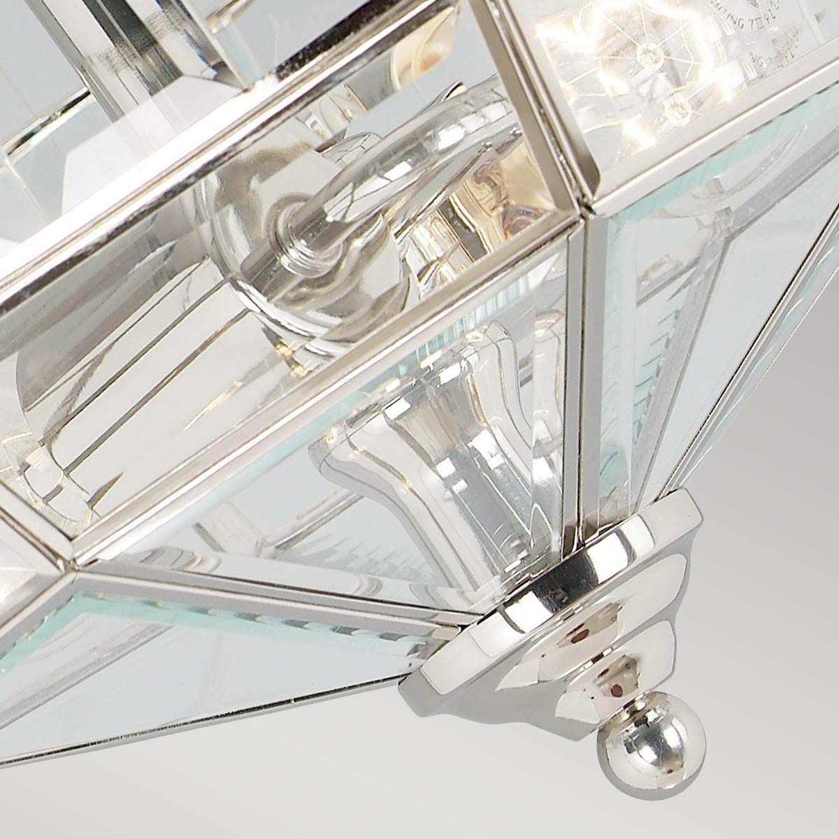 Détail du bas du luminaire avec la bille et les fixations de verre