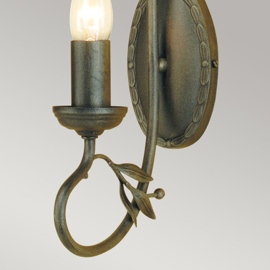 Détail du motif de feuillage et de la boucle cintrée du bras