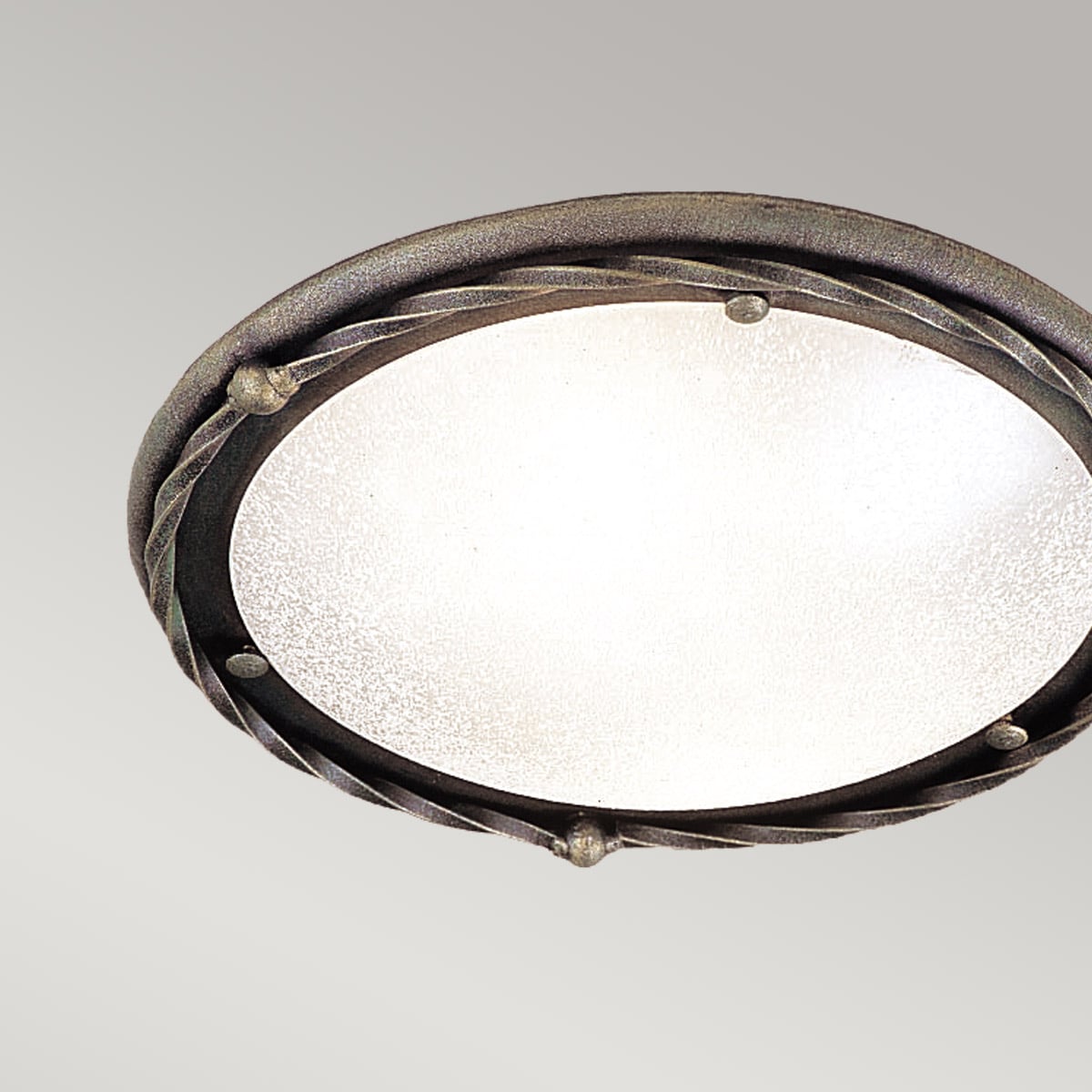 Détail du cerclage métallique torsadé orné de pastilles dorées et noires