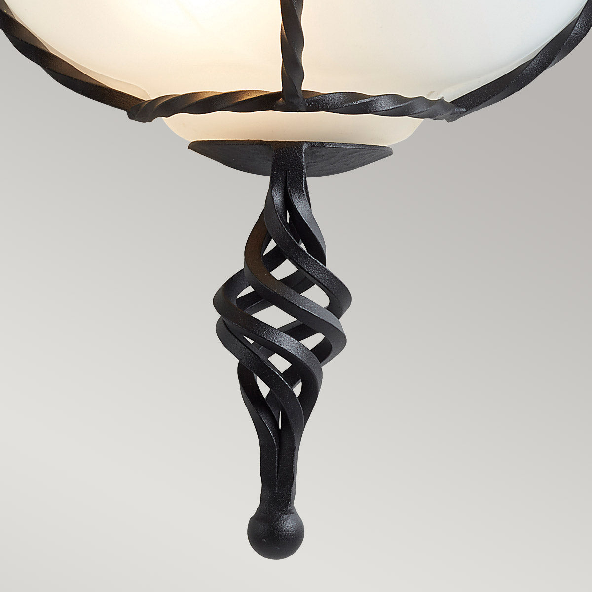 Détail de la spirale métallique inférieure terminée par une petite boule noire