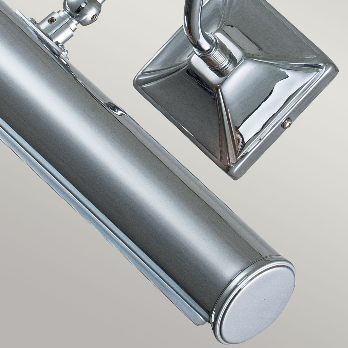 Détail du tube chromé, de son embout circulaire et de la fixation articulée à la platine.