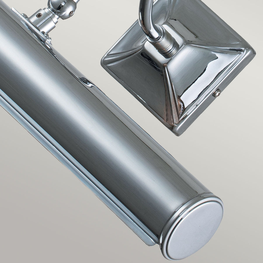 Détail du tube chromé, de son embout circulaire et de la fixation articulée à la platine.