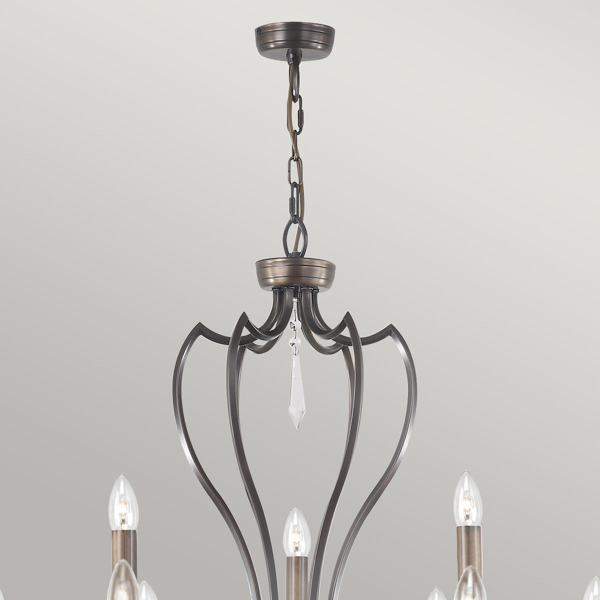 Détail du sommet : coupole de plafond, chaîne métallique et pendentif cristal goutte