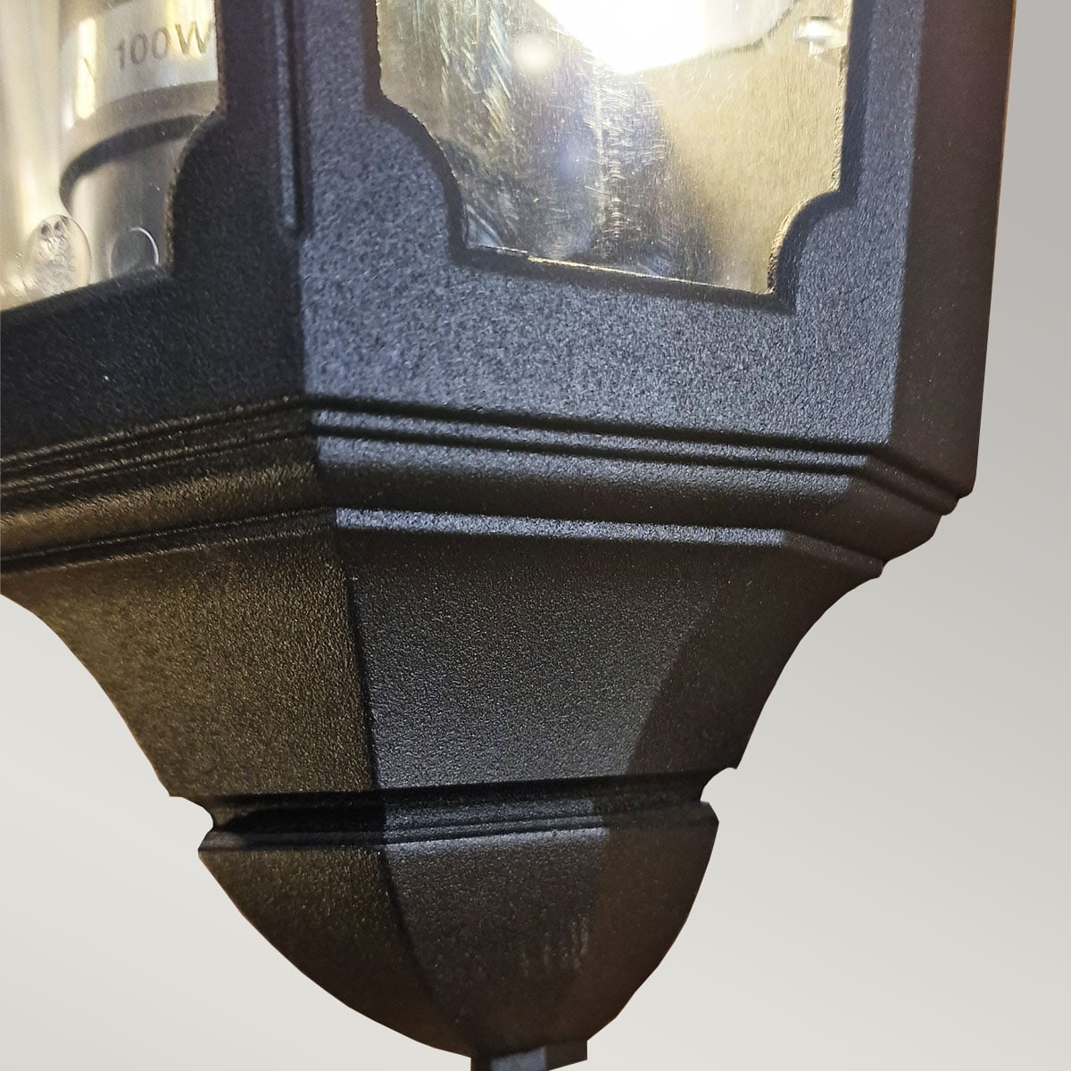 Détail du bas de l'applique, coin de verre et finition noire granulée.