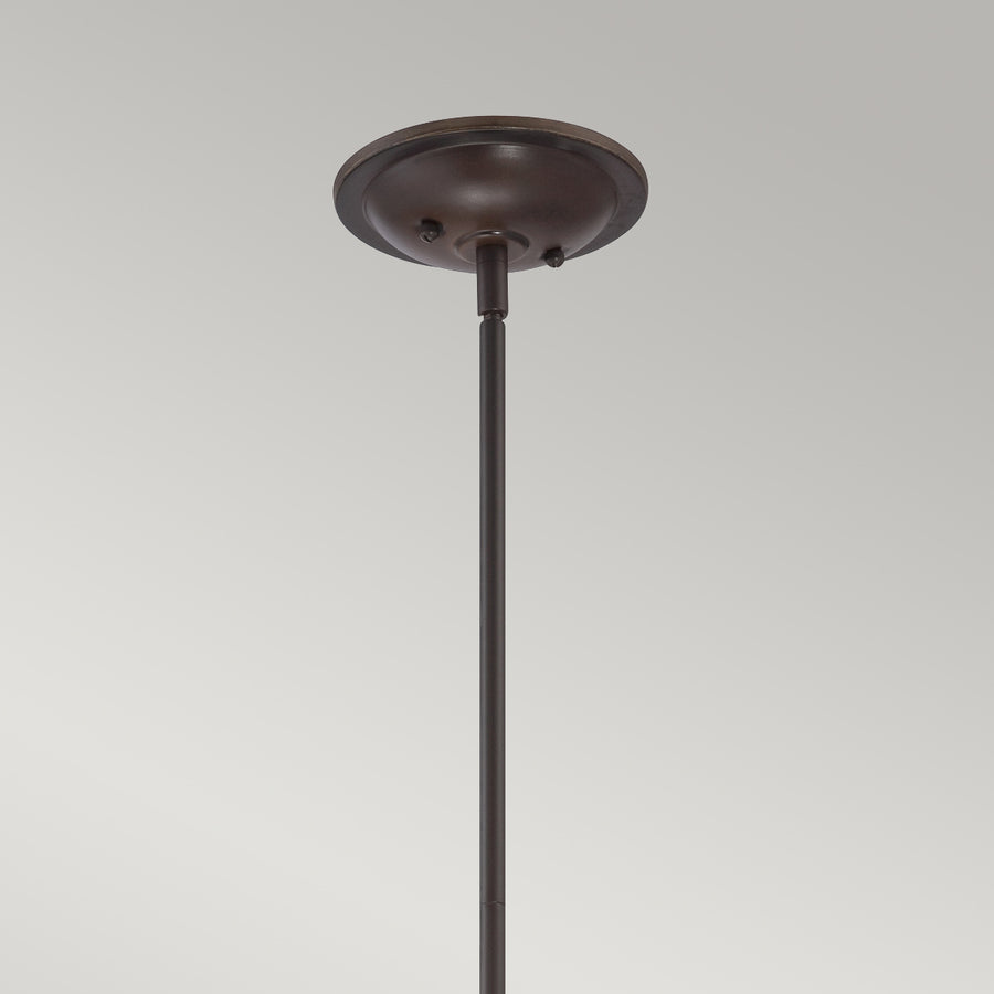 Détail de la rosace de plafond et de la longue tige de suspension