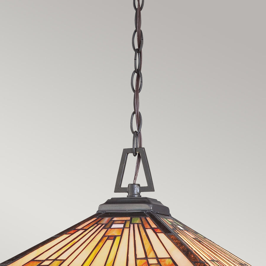 Détail de la chaîne et de l'attache triangulaire soutenant le luminaire.
