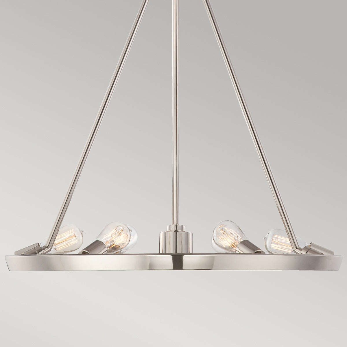 Détail du bas du luminaire avec six ampoules apparentes et socle rond