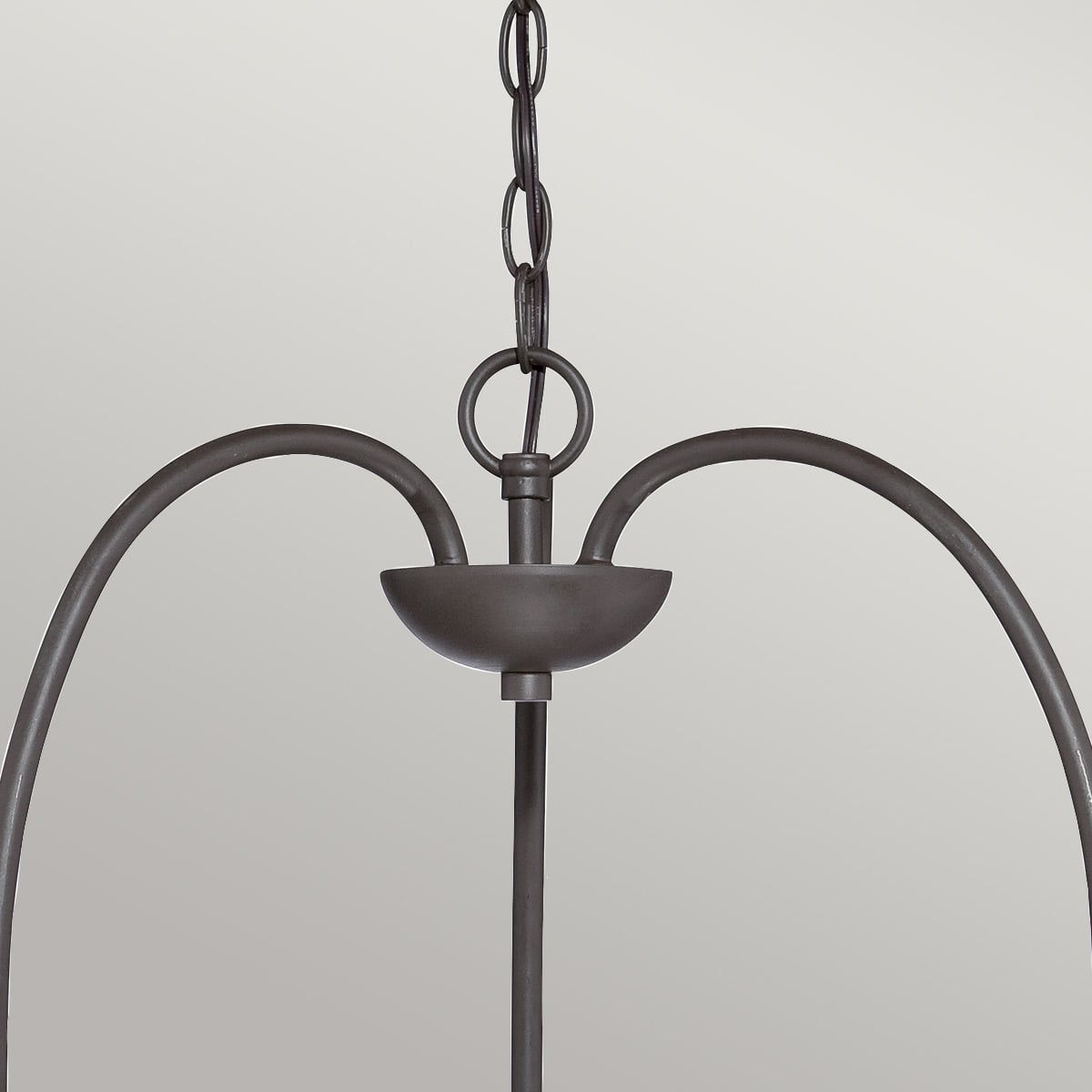Détail du sommet avec chaîne, anneau et coupelle en métal bronze