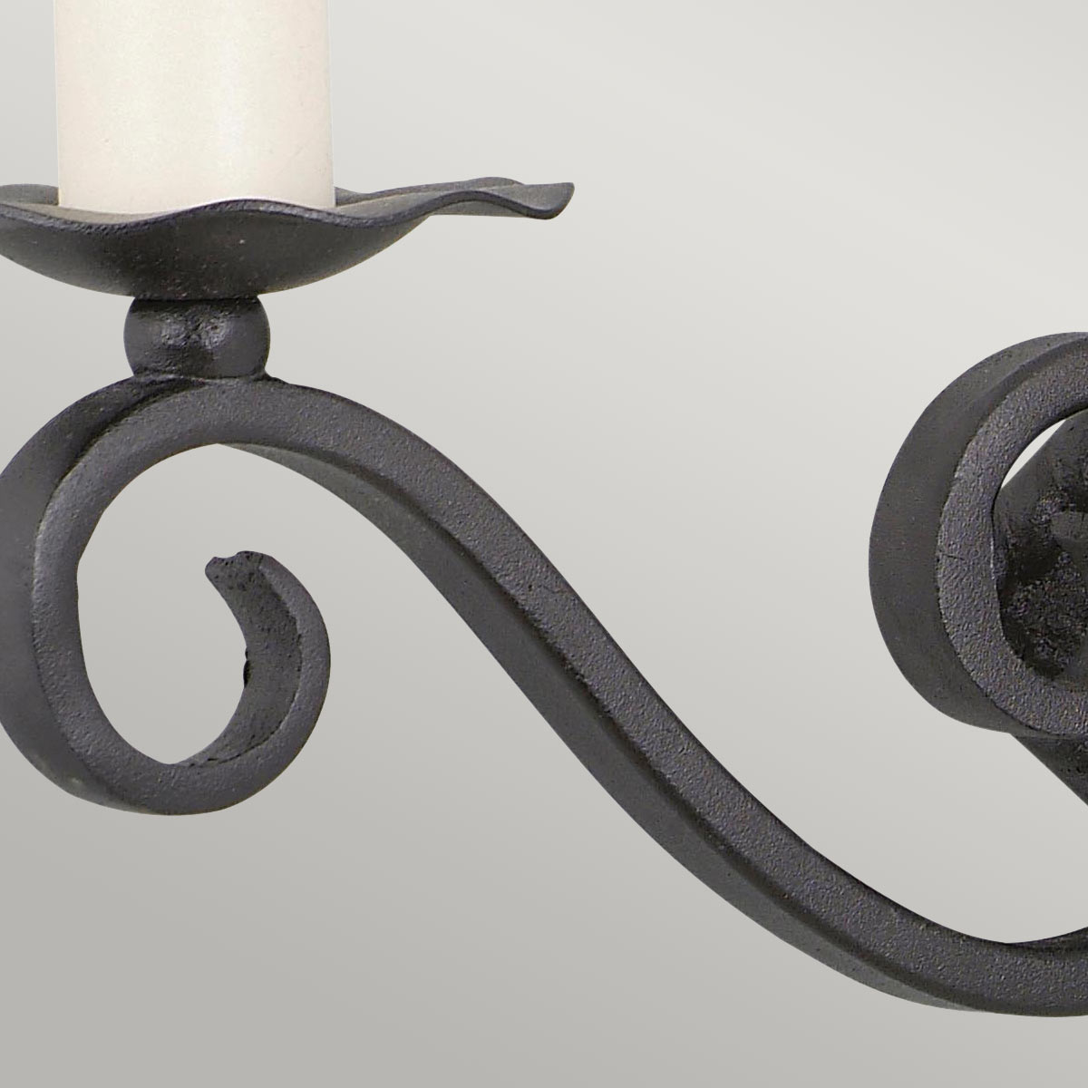 Détail d'un bras courbé en spirale et de la finition fer forgé noir