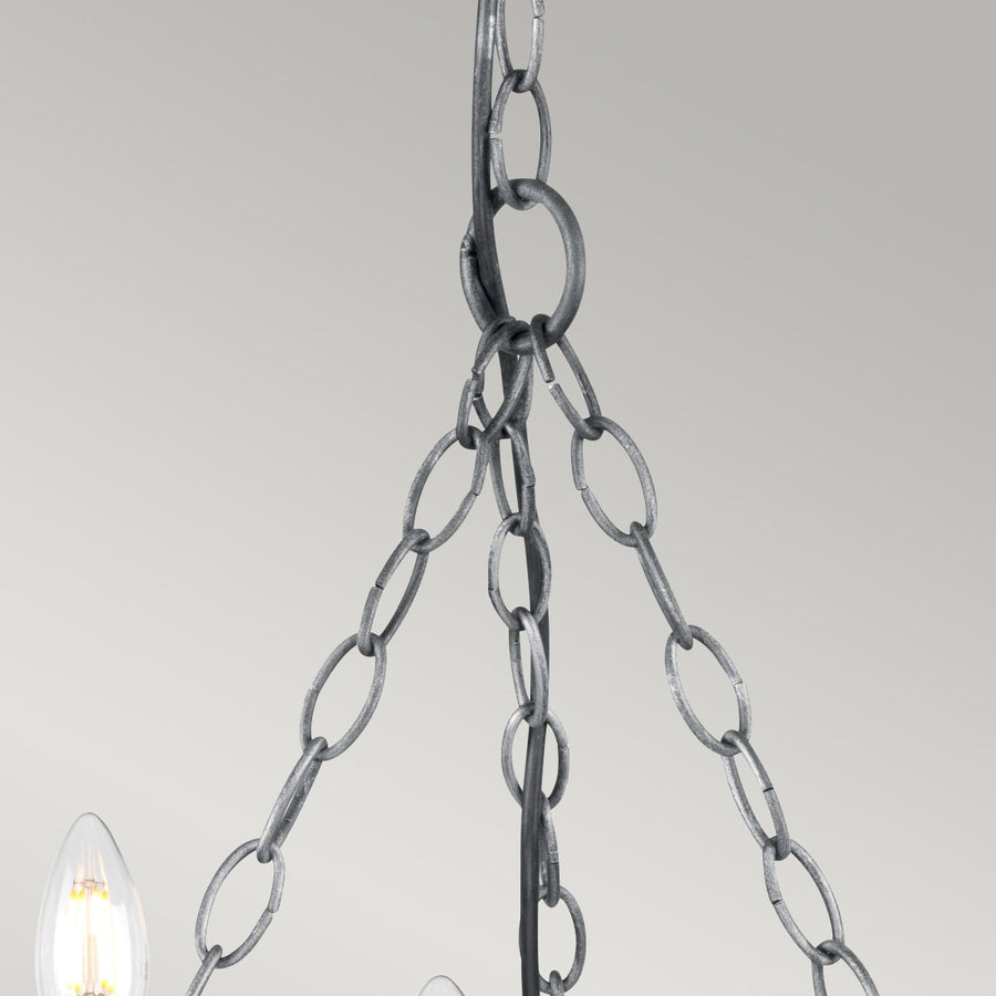 Détail de la chaîne centrale et des trois chaînes de suspension fixées au lustre.