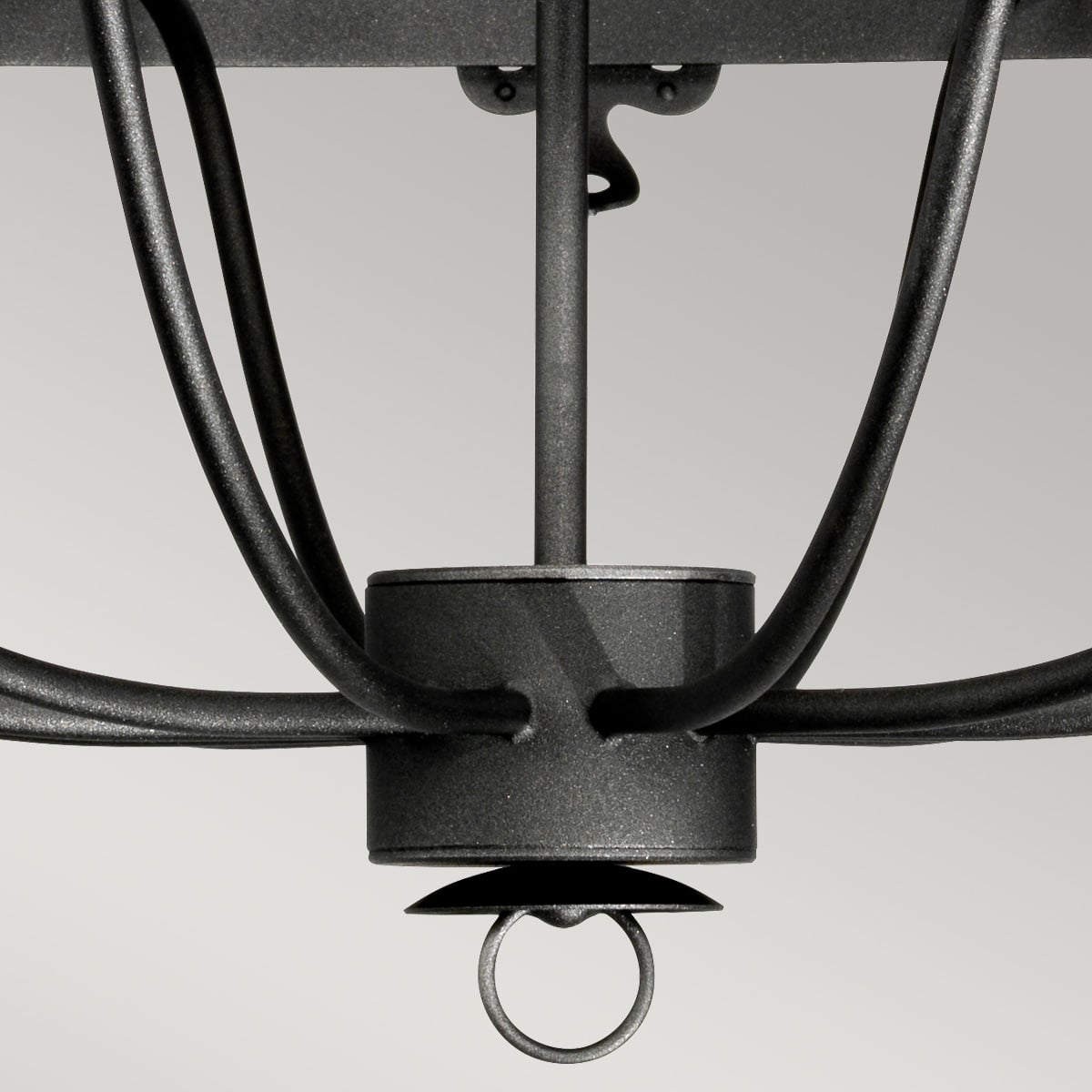 Détail du bas du luminaire, anneau terminal et croisement des bras incurvés