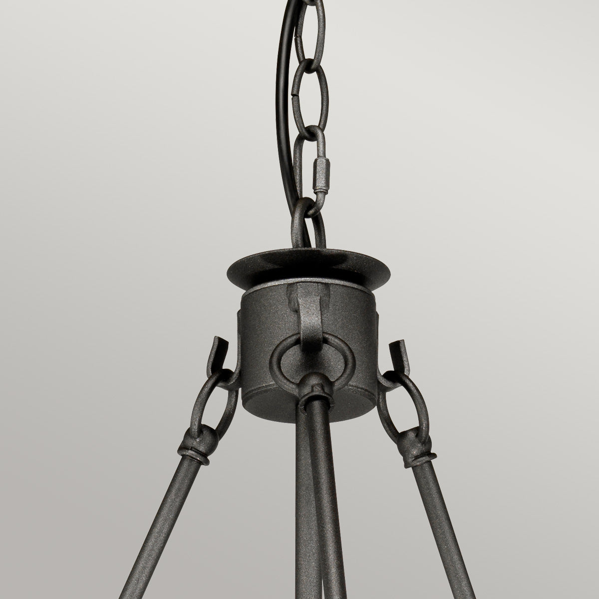 Détail de l'attache et de la chaîne de suspension au sommet du luminaire