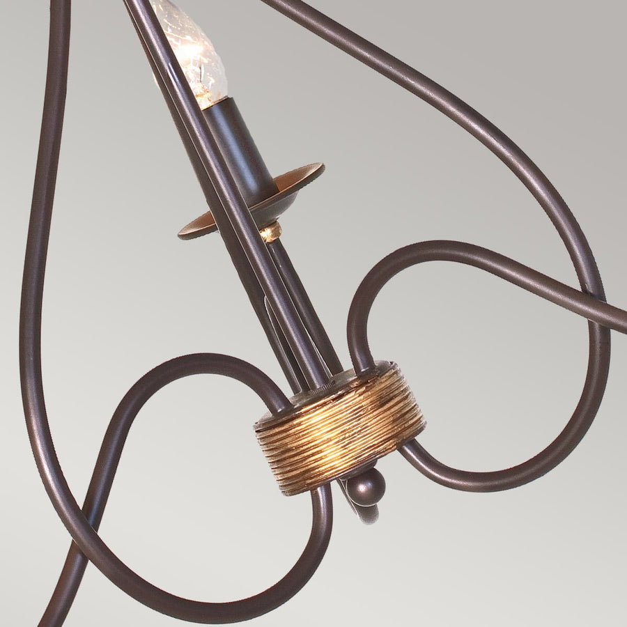 Détail du fût central avec bague dorée torsadée et bras courbés