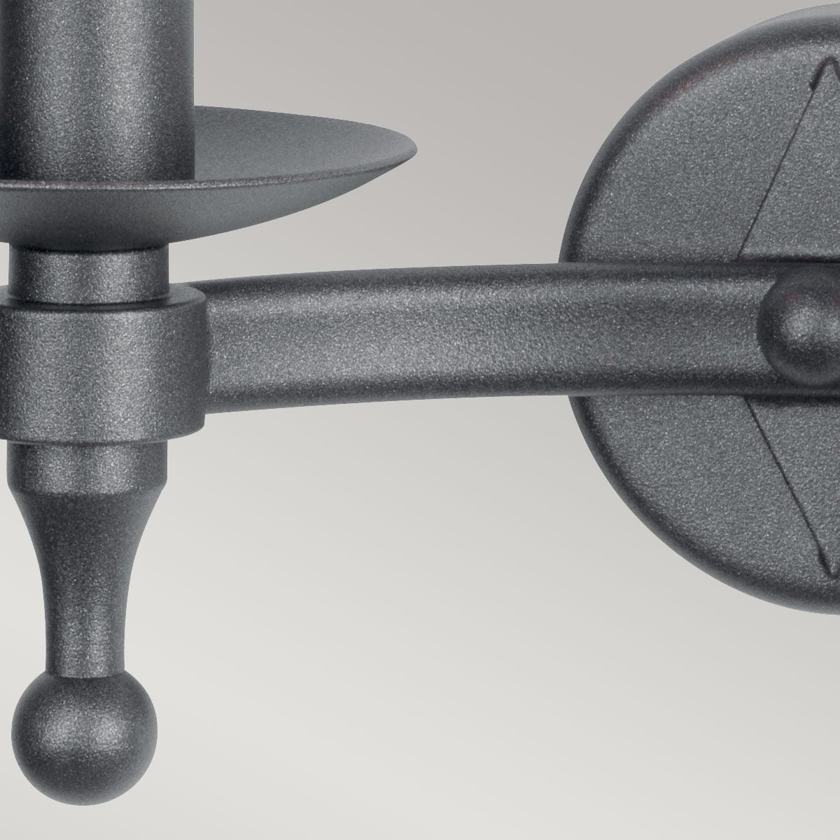 Détail de la finition texturée anthracite sur le bras et la coupelle