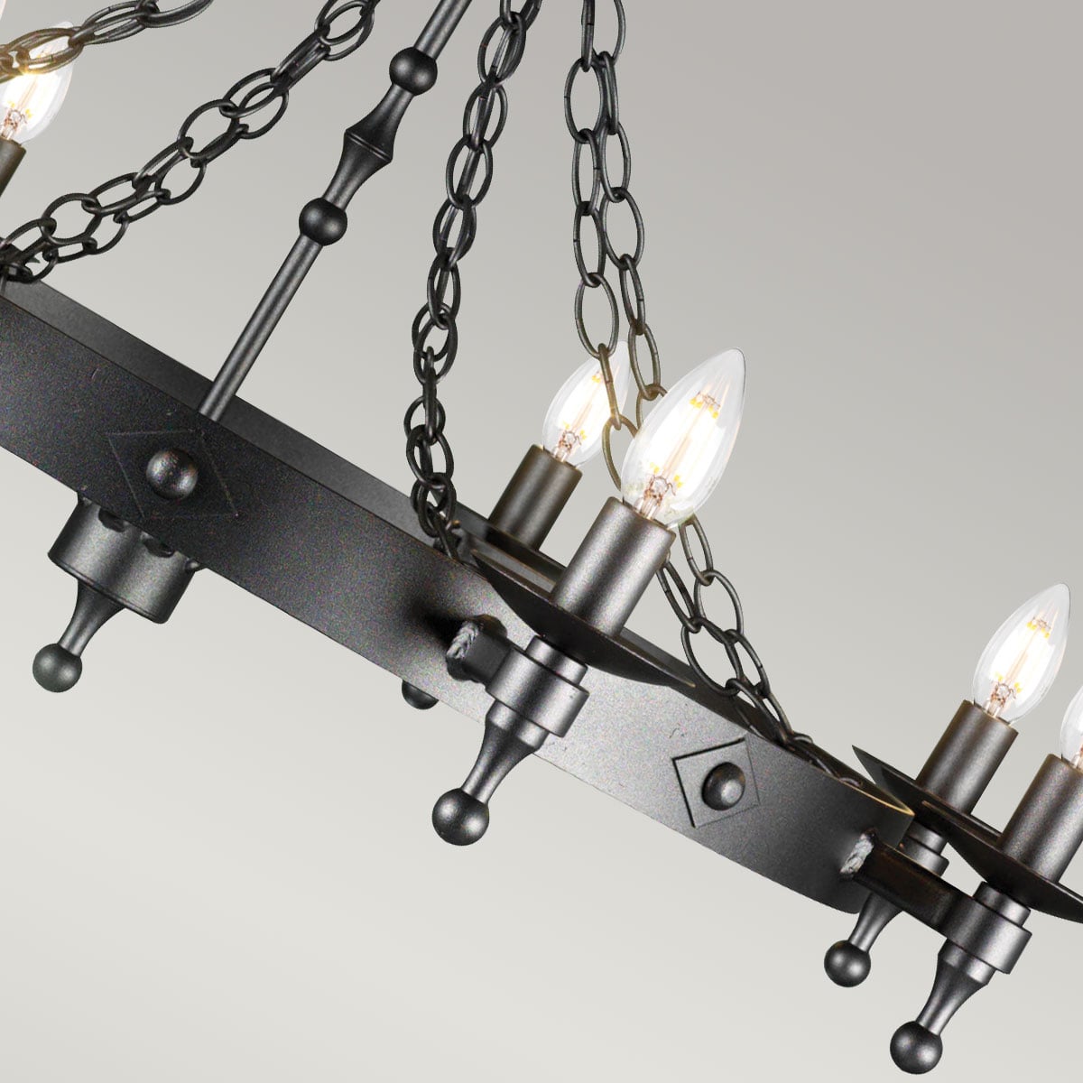 Vue rapprochée en plongée de la bague et des finitions du luminaire