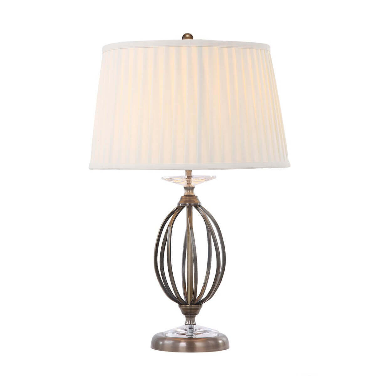 Lampe à poser vue de face sur fond blanc, abat-jour plissé crème et base métallique ajourée.