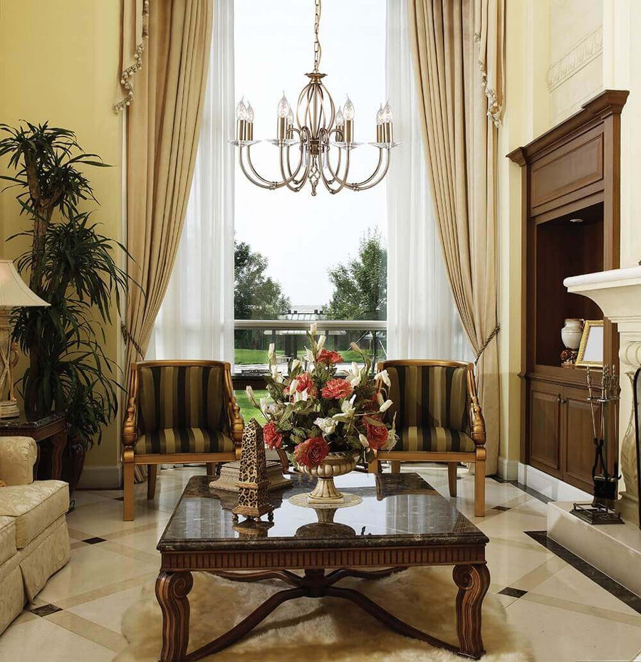 Lustre suspendu dans un salon classique, entre rideaux beiges et grande fenêtre