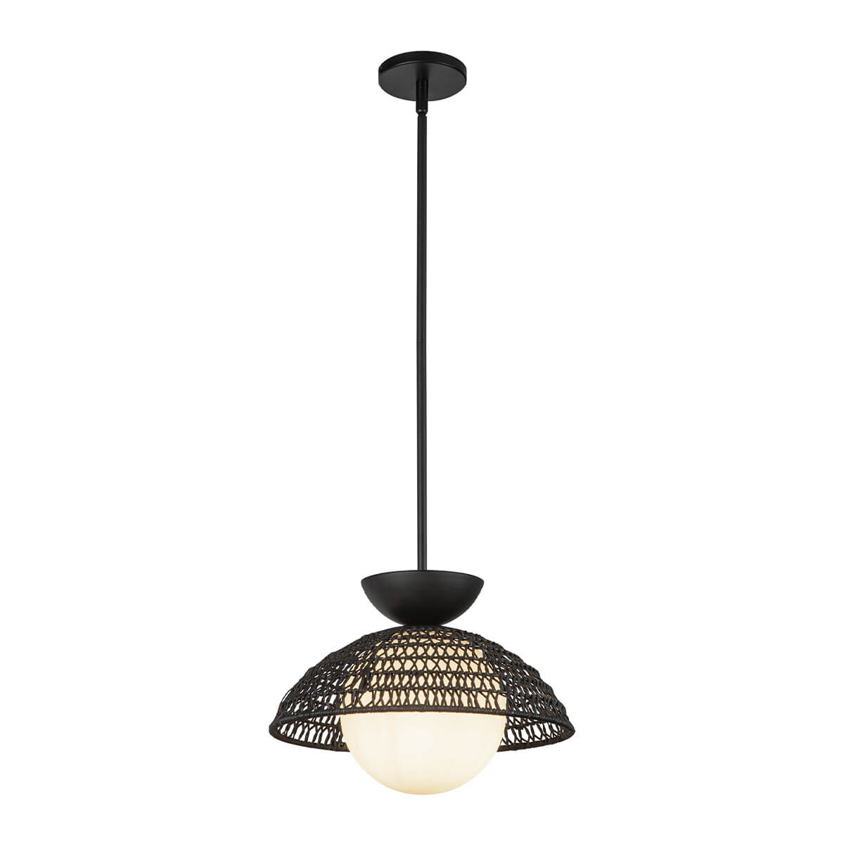Suspension noire vue de face, abat-jour en cannage et globe opale