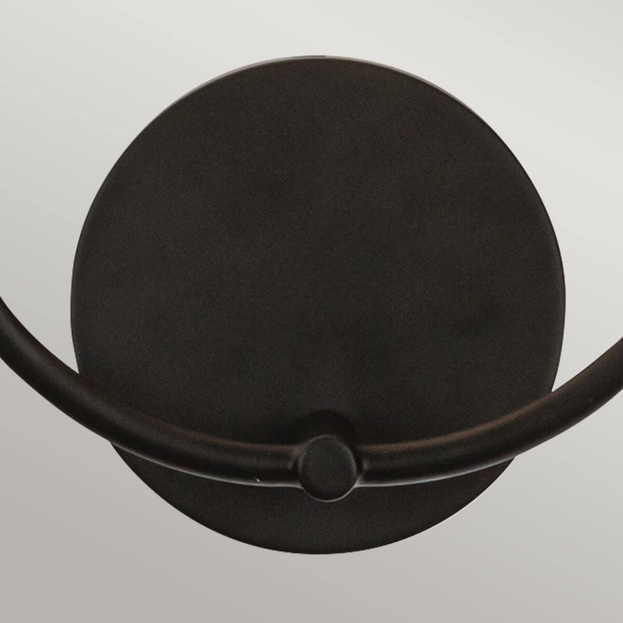 Détail du support arrière arrondi et du bras métallique en finition noire