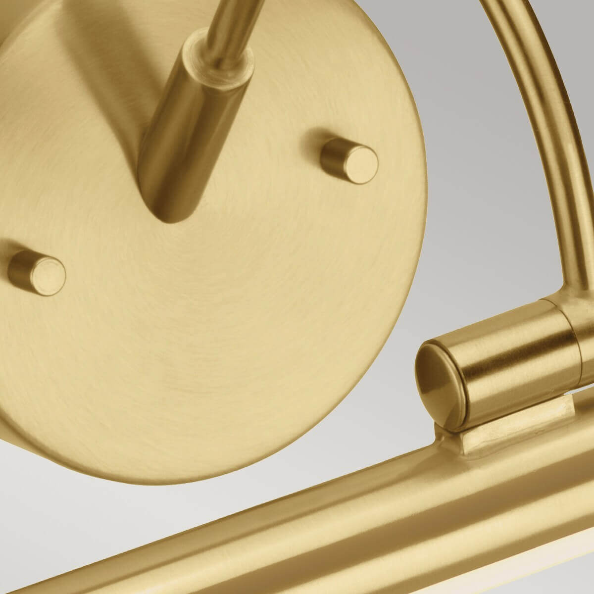 Détail de la platine ronde et de la finition laiton brossé satiné