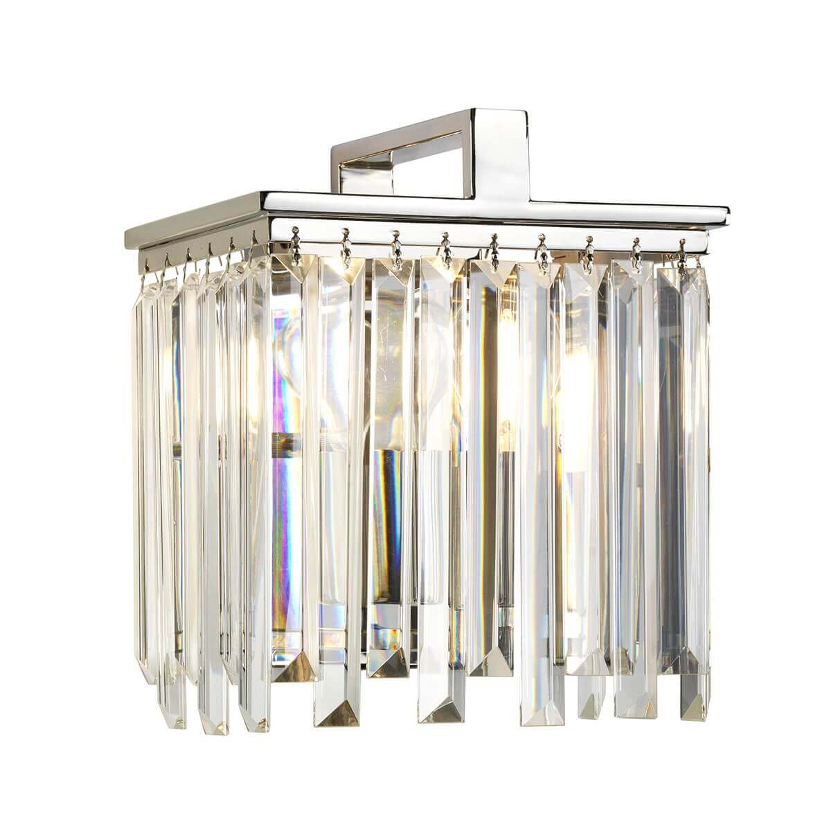 Applique murale carrée en métal argenté avec longs prismes de cristal transparents suspendus.