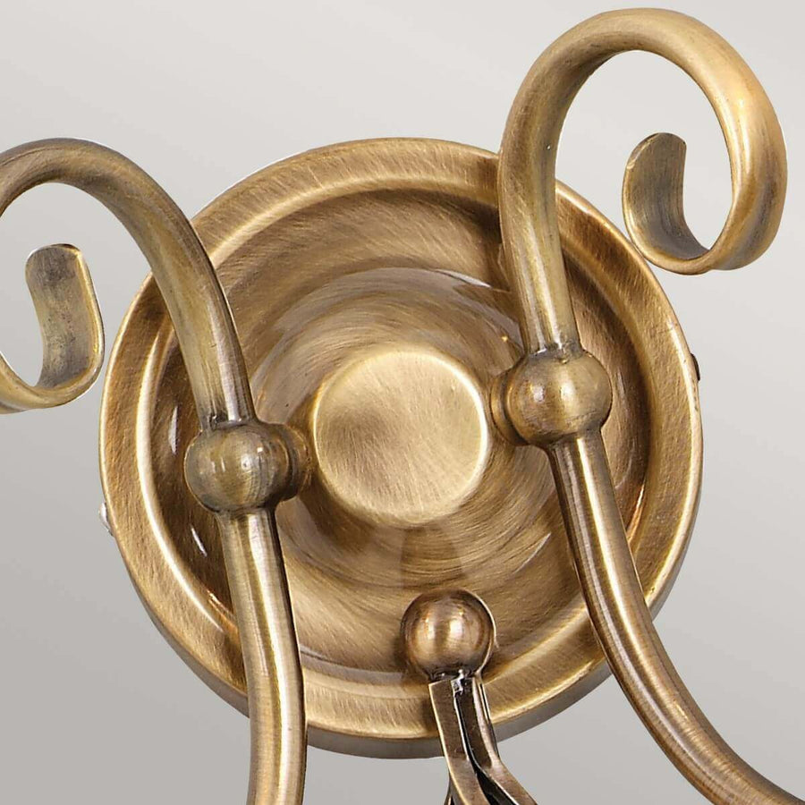 Détail du plateau central rond et des attaches en laiton brossé