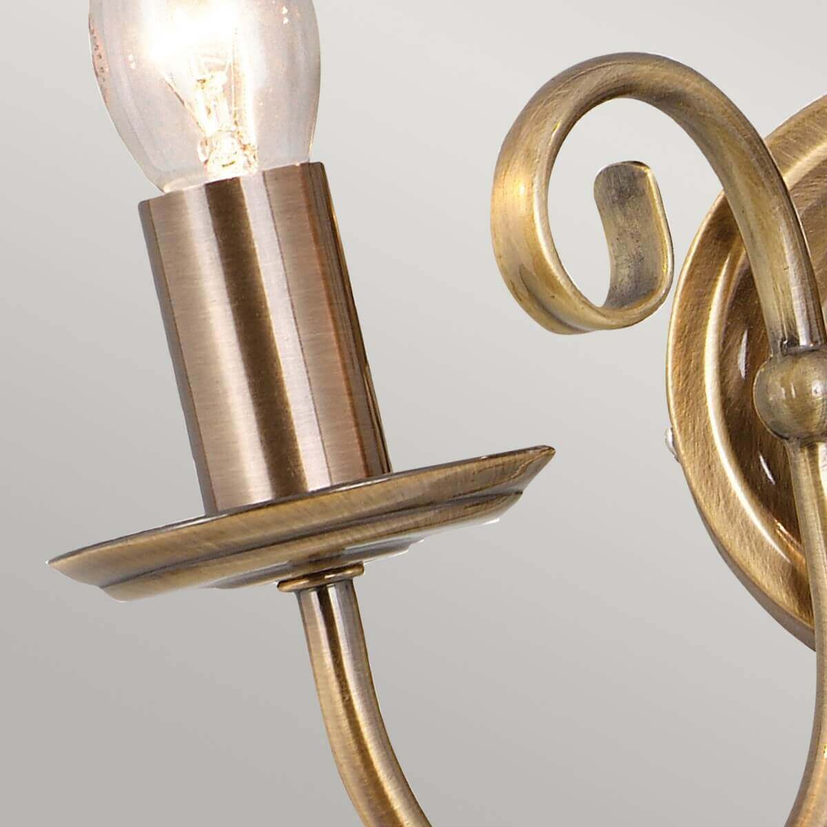 Détail d'une bobèche et d'une douille cylindrique avec ampoule allumée