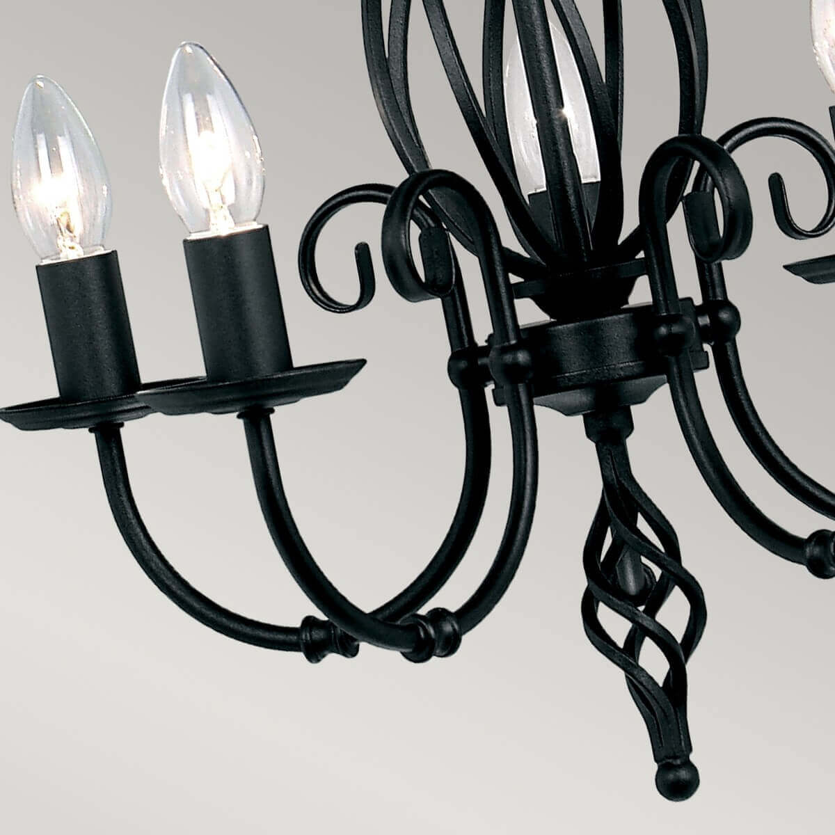 Détail des bras recourbés, coupelles et douilles noires du luminaire