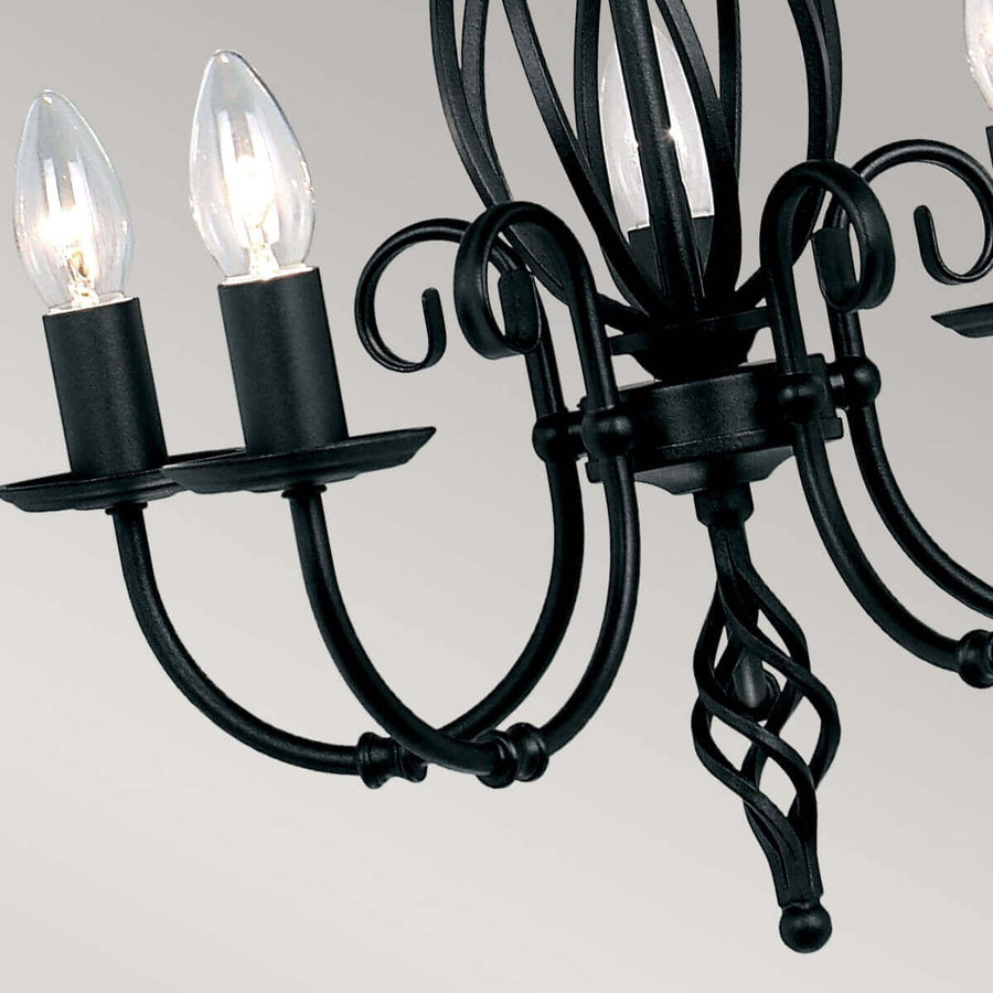 Détail des bras recourbés, coupelles et douilles noires du luminaire