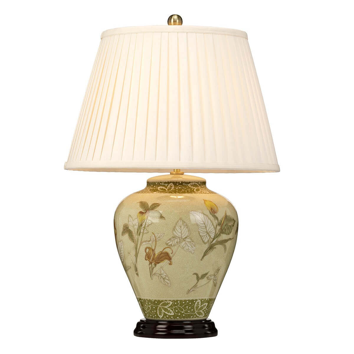 Lampe à poser vue de face, abat-jour plissé crème et pied céramique fleuri