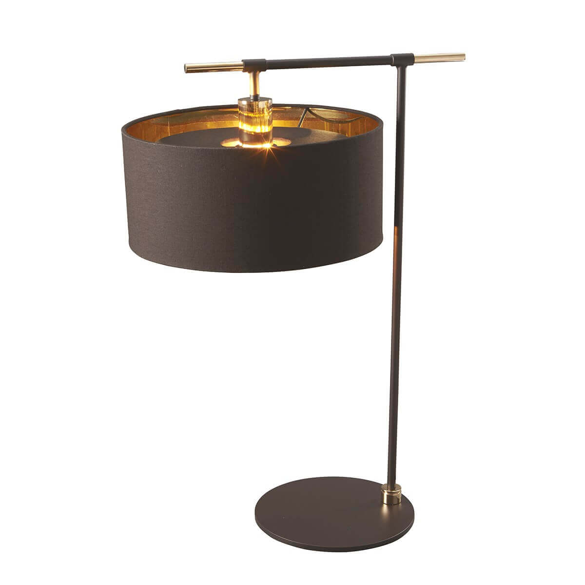 Lampe à poser de face, abat-jour cylindrique noir, tige et base en laiton poli, ampoule allumée.