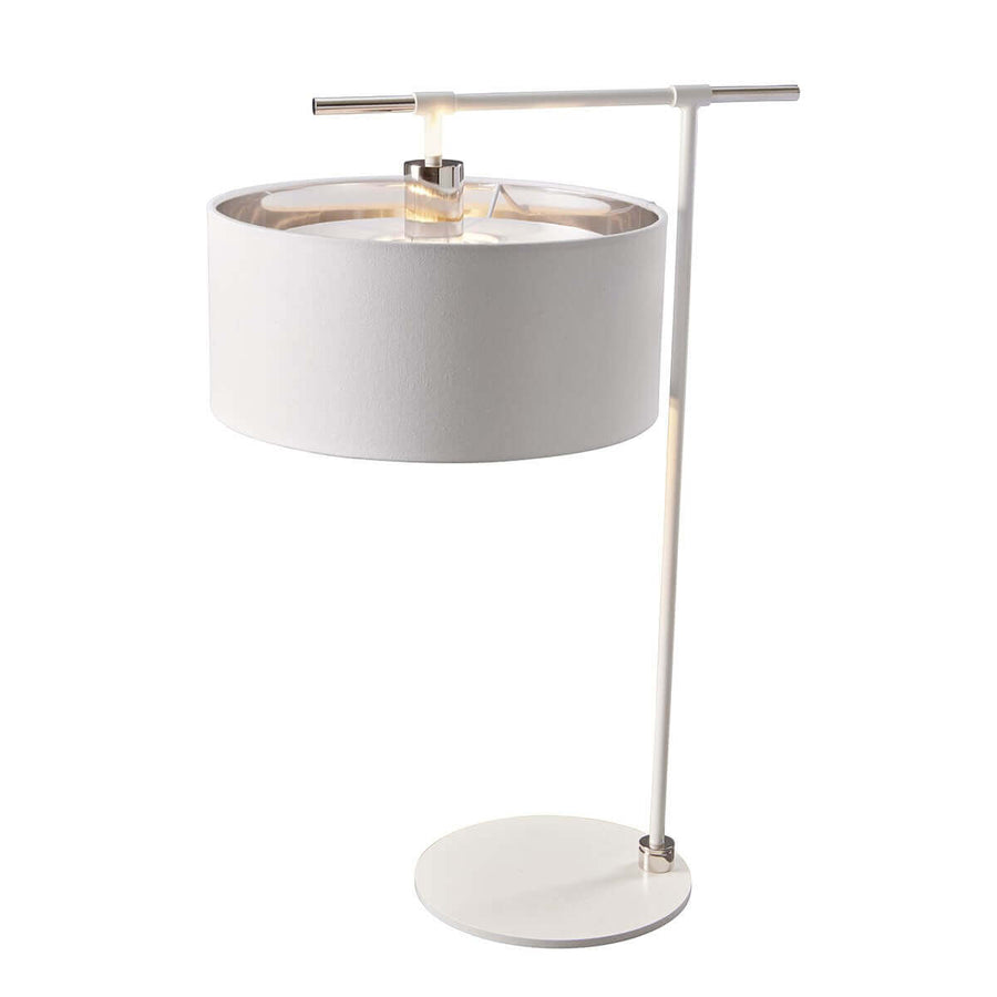 Lampe de table blanche à abat-jour cylindrique et structure nickel, vue de face sur fond blanc