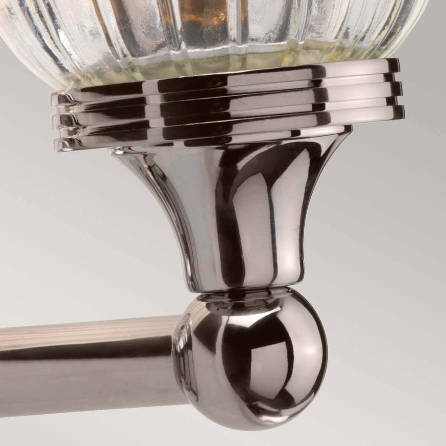 Détail du raccord métallique et de la sphère sous la coupe en verre