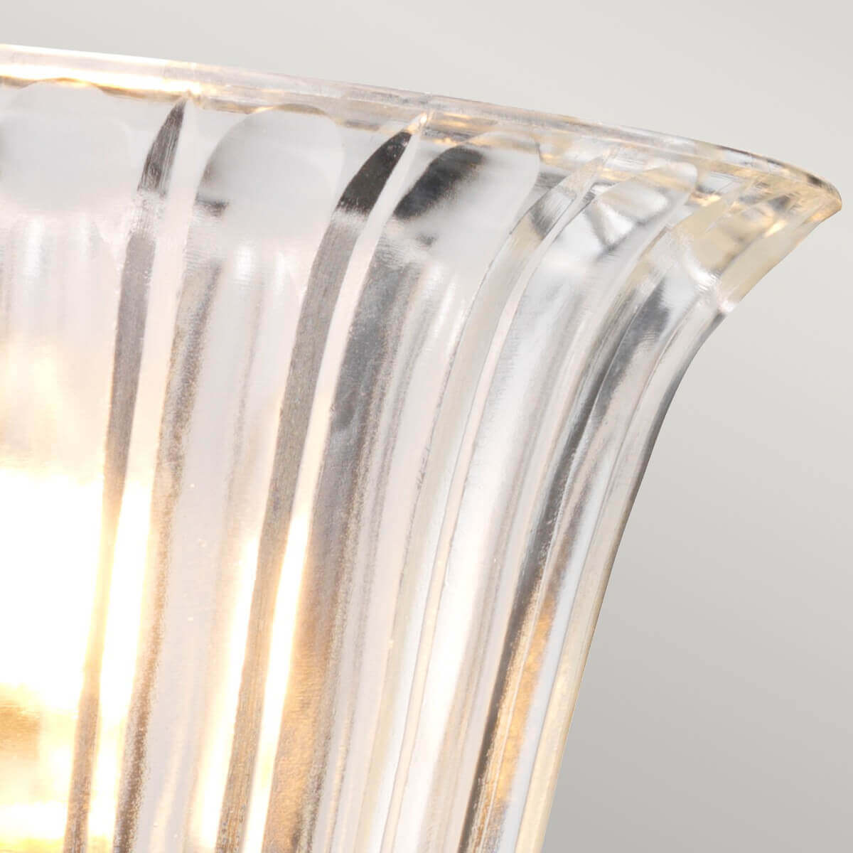 Détail du verre transparent à côtes verticales éclairé de l'intérieur